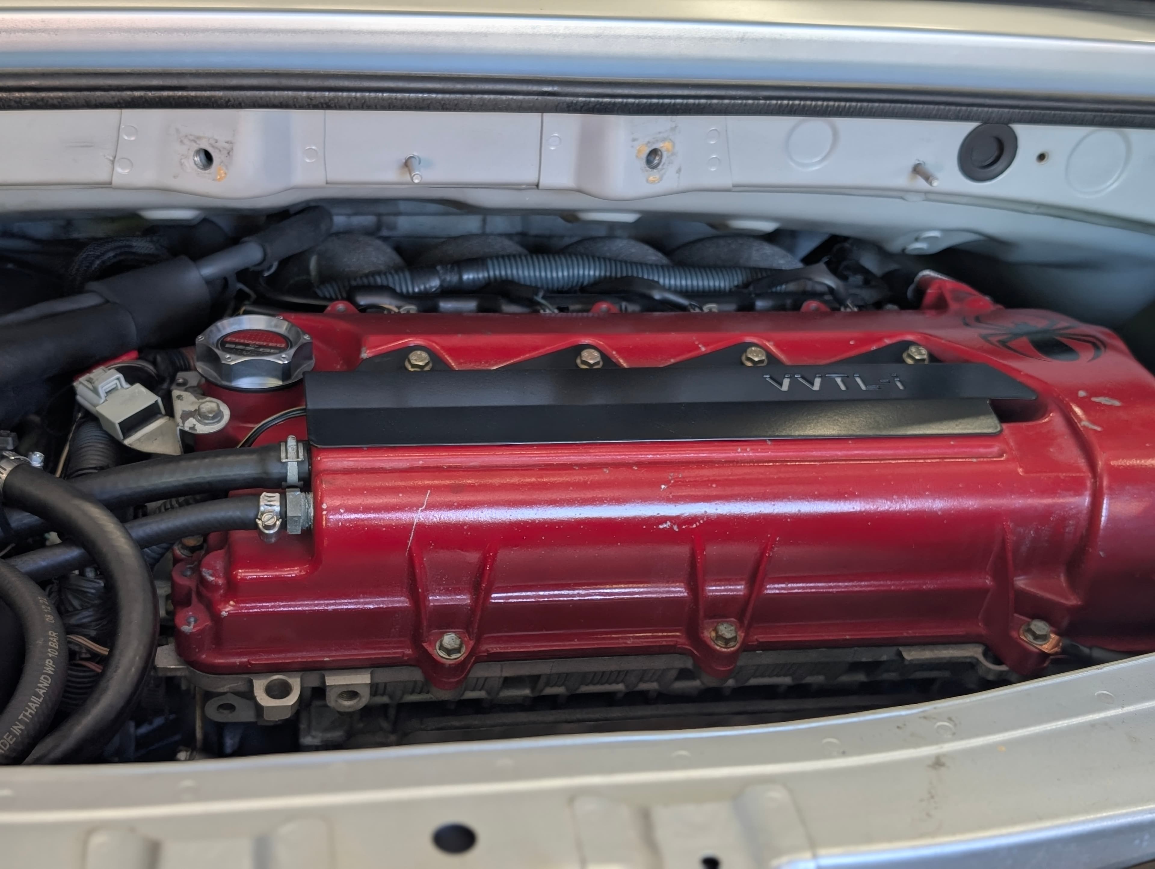 VVT-i red valve cover engine